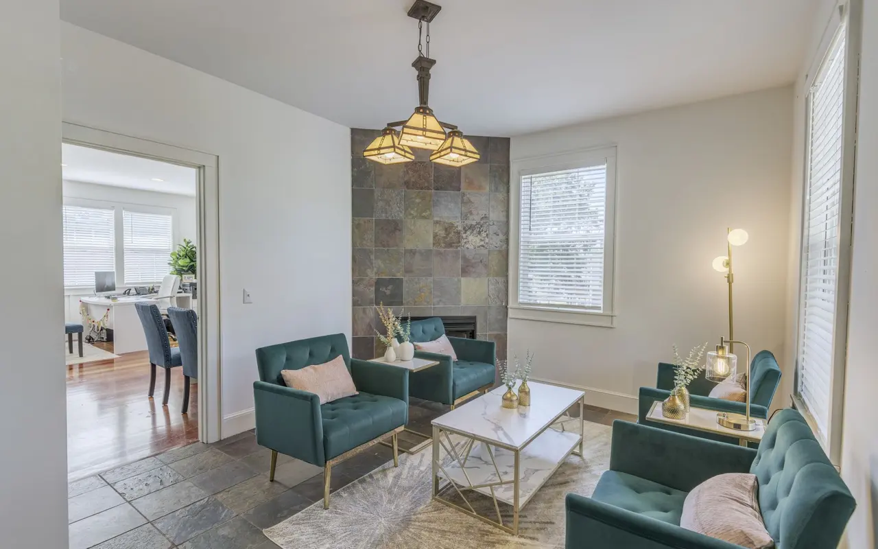 Willow Run Apartments - Home Decor, Furniture, Table