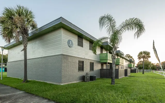 Flats on Walters Flats on Walters - Lawn