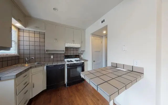 6015 Reiger - Room, Wood, Floor