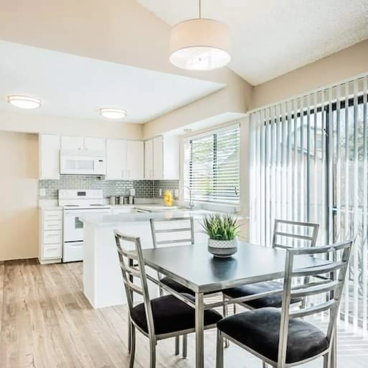 Amber Creek - Room, Chair, Table