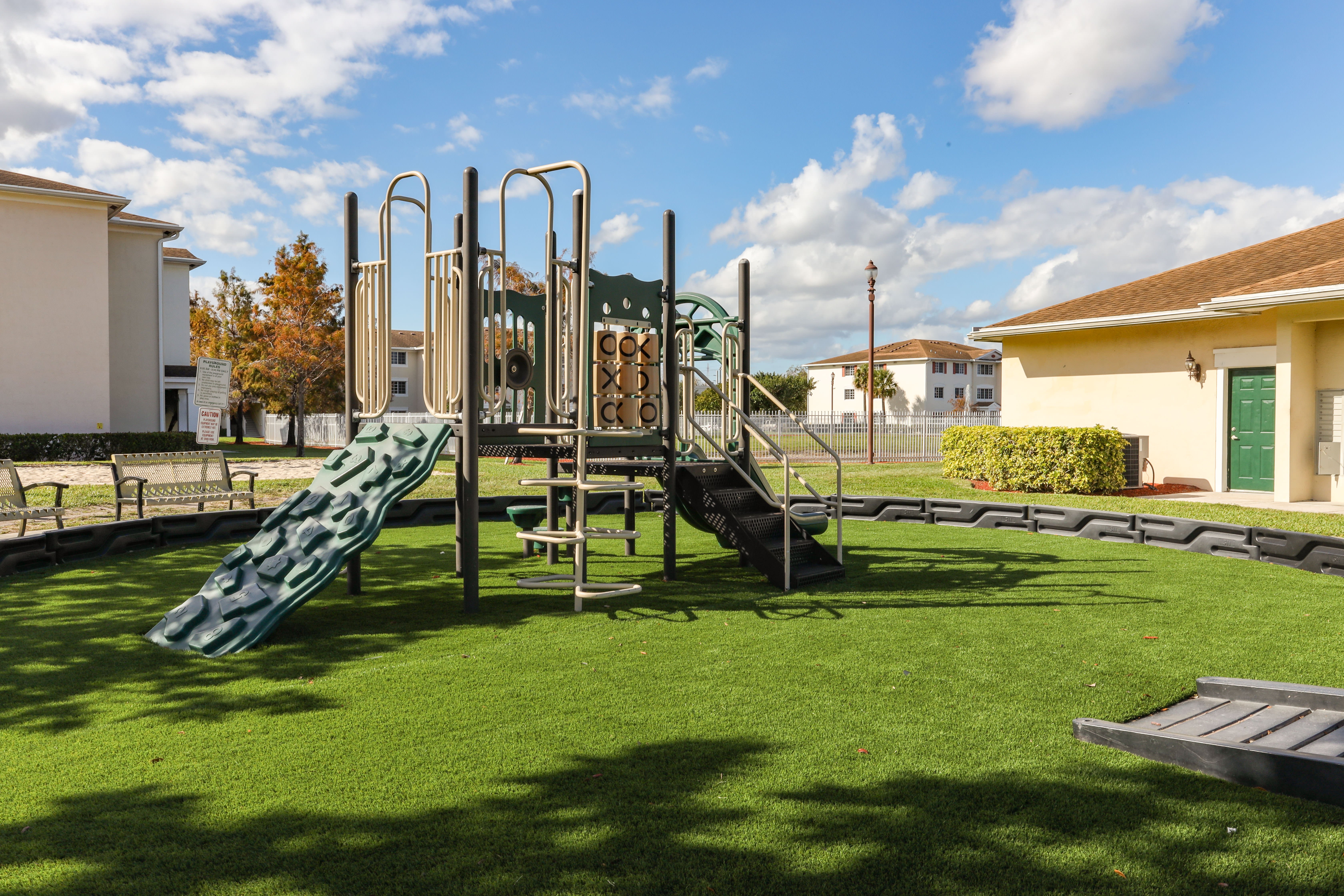 Golden Square & Villas Apartments - Playground