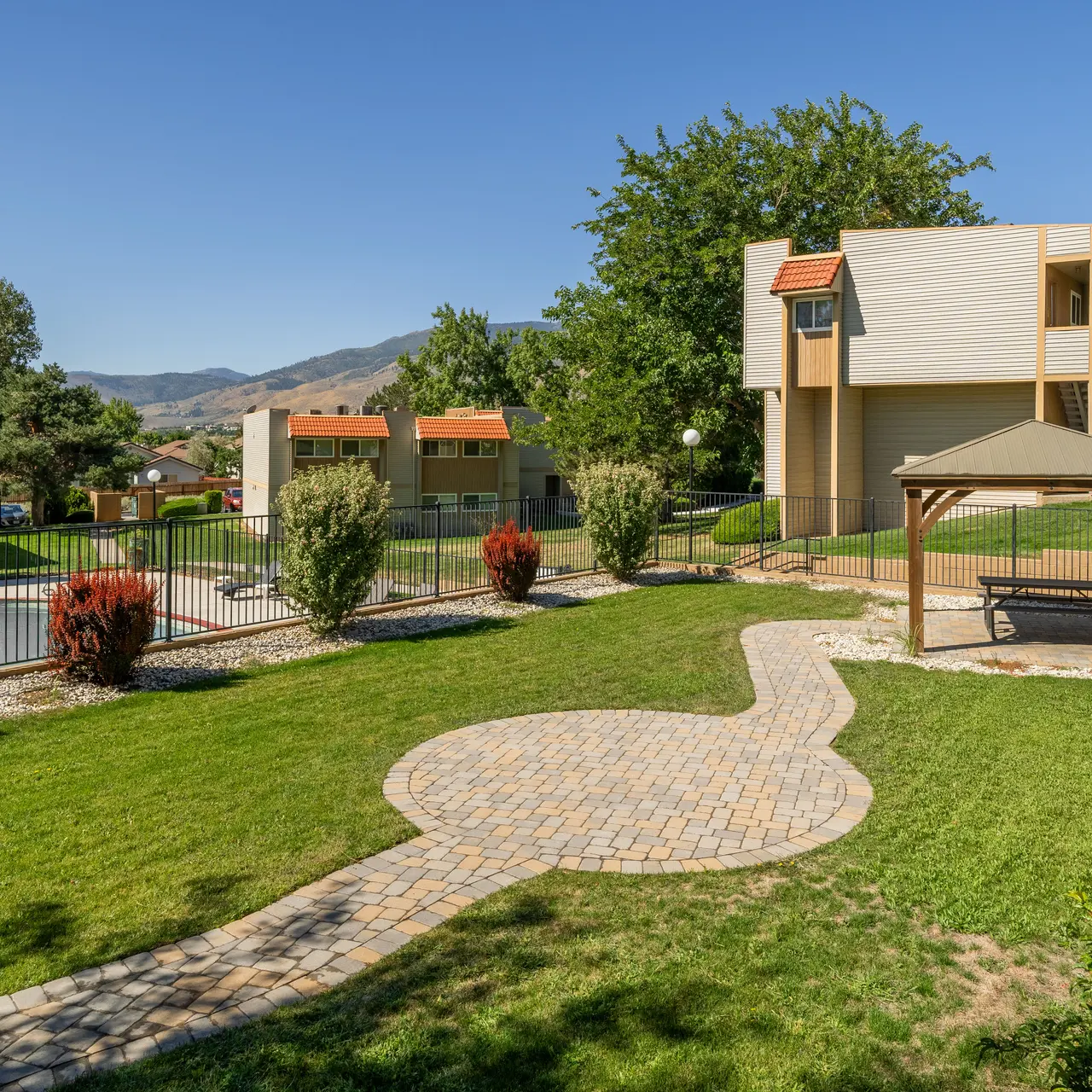 Shenandoah Villas - Grass, Housing, Villa