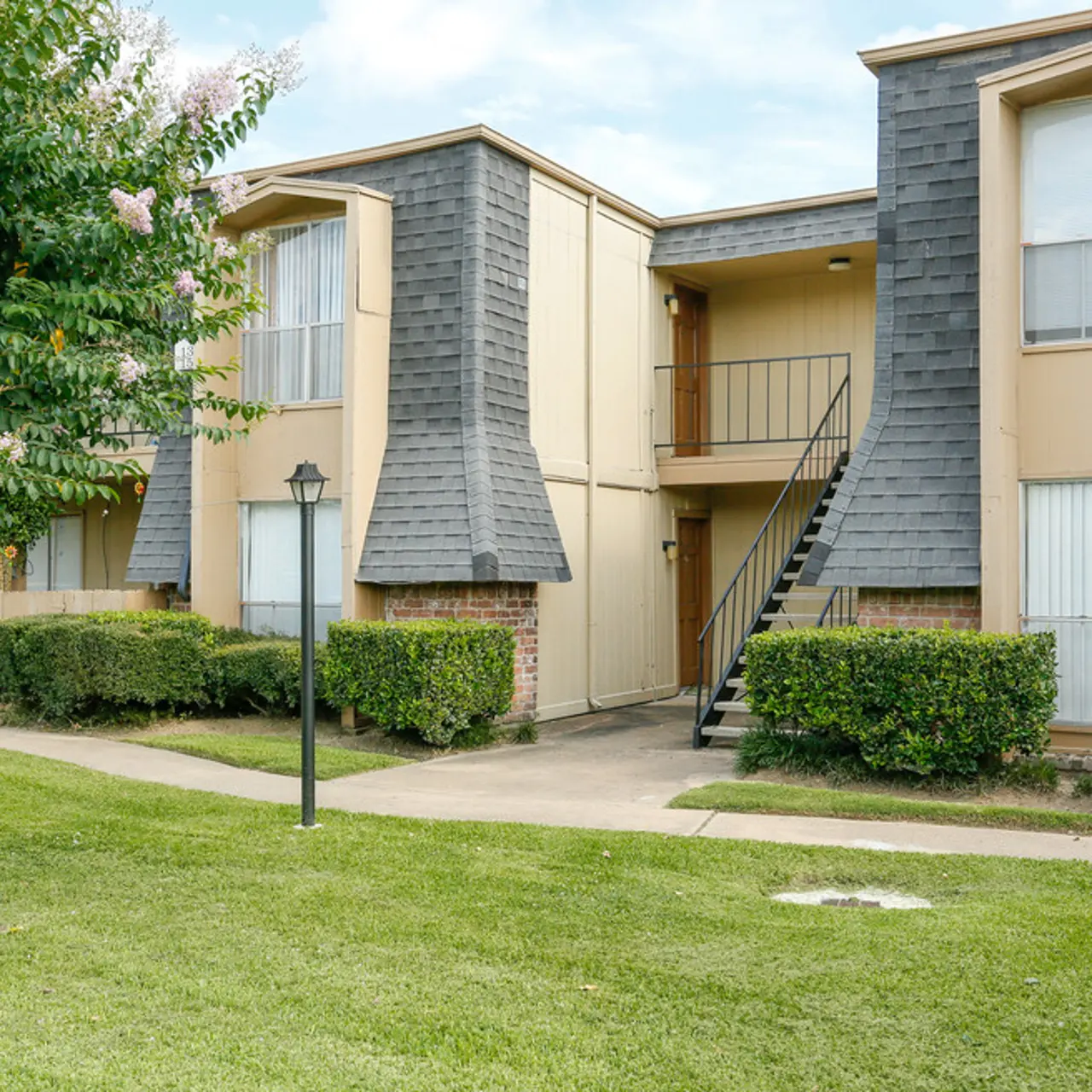 Pine Forest Place & Park - Building