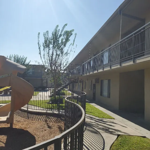 StoneCrest Pointe - City, Grass, Building
