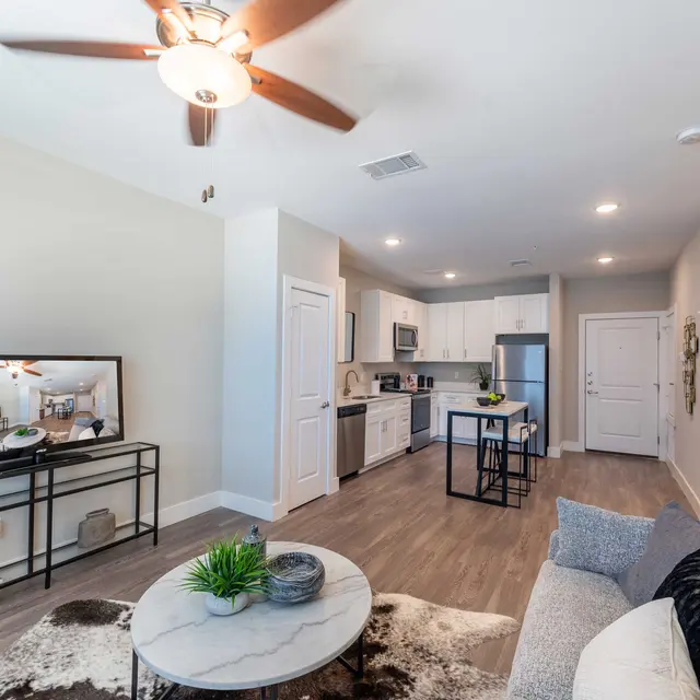 Avenue M Avenue M - Couch, Table, Room