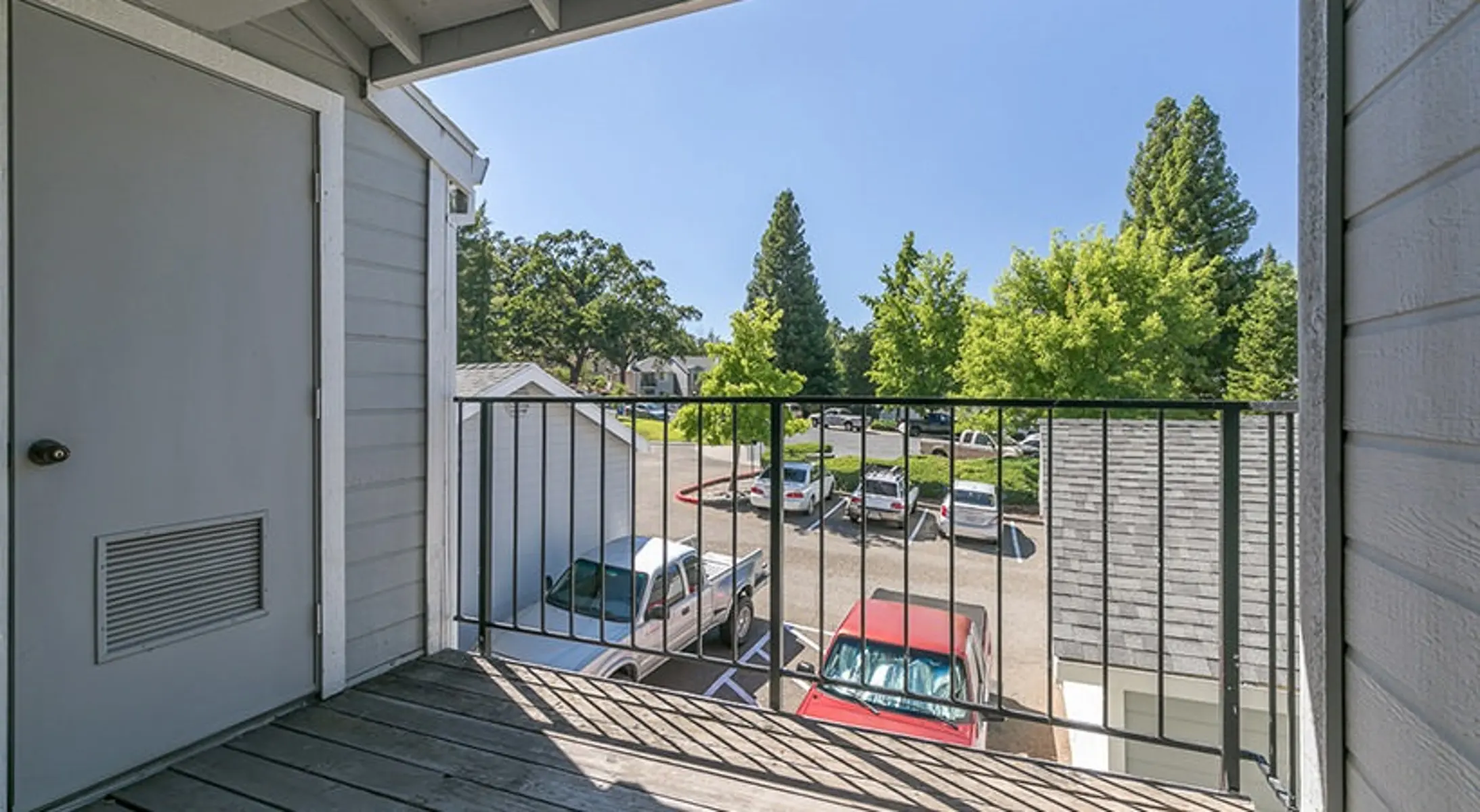 The Highland Apartments - Gate, Balcony