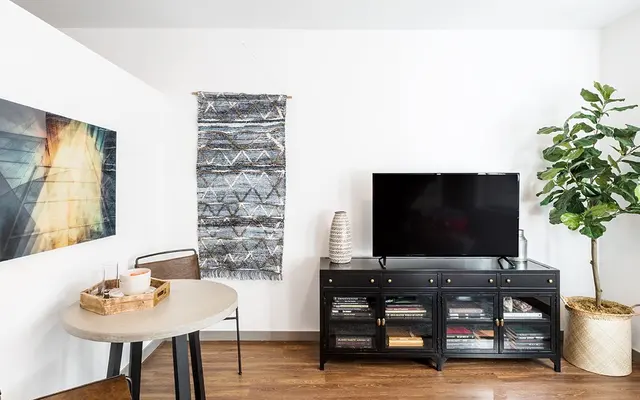 1880 Little Raven - Table, Screen, Monitor