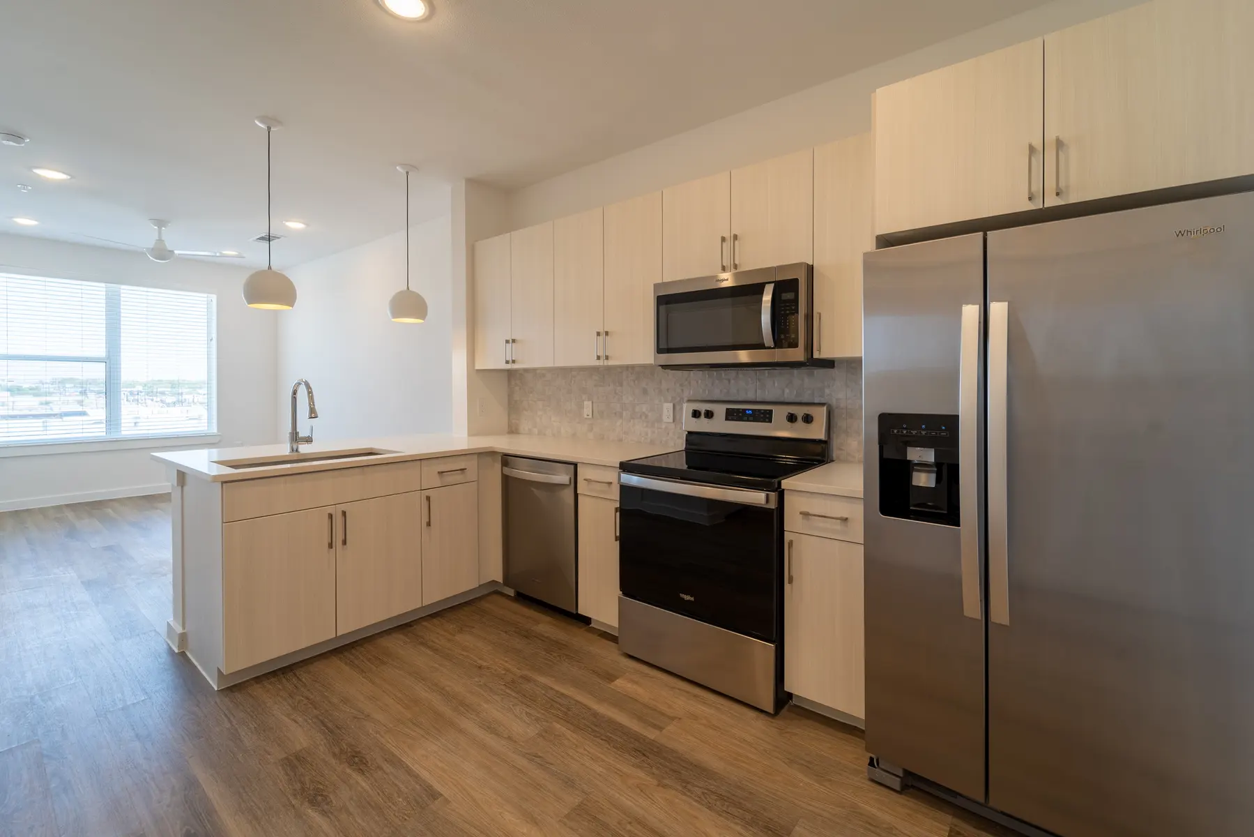 Ellis Highline - Microwave, Oven, Flooring