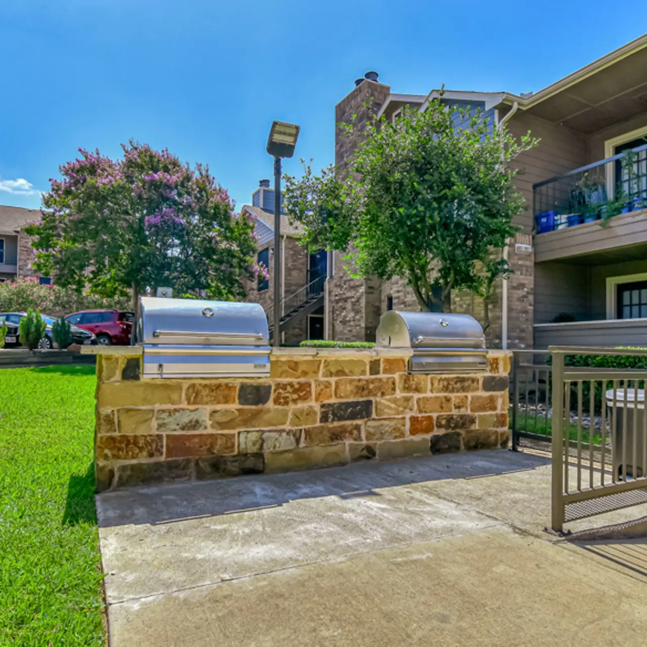 Springfield Crossing Apartments - Neighborhood, City, Grass