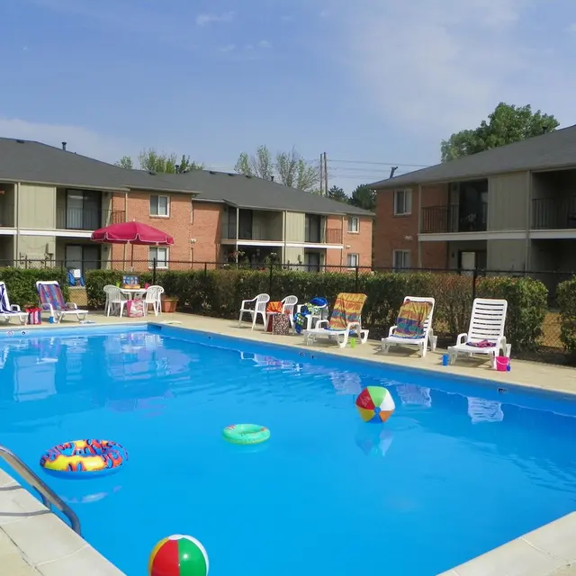 Ivy Knoll Apartments - Pool