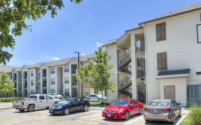 Oaks at Wayside - Car, City, Condo