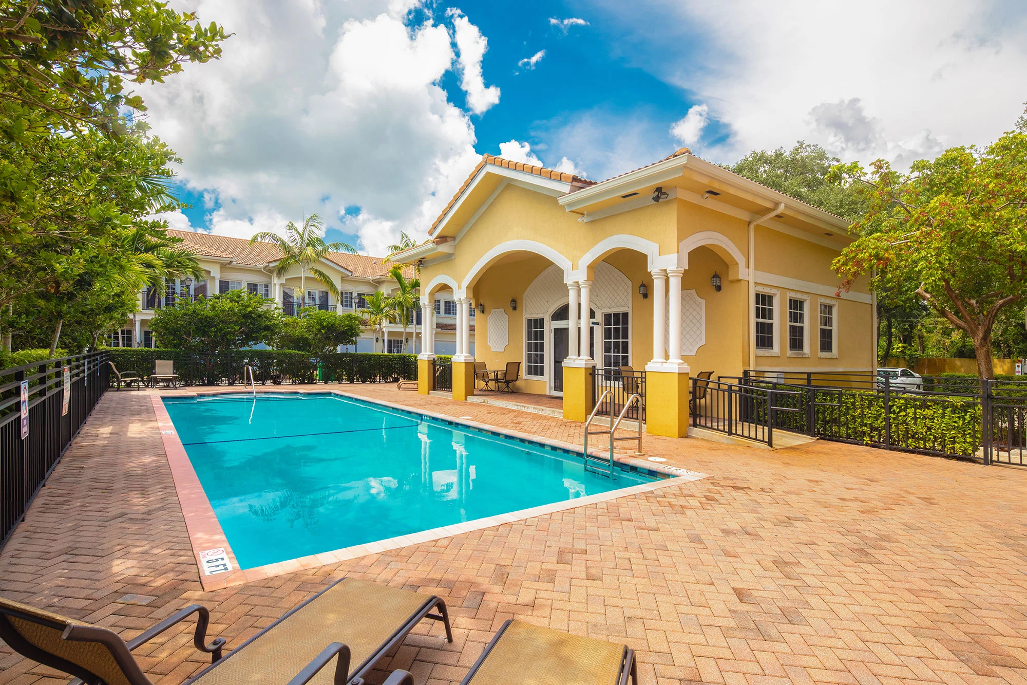 Royal Oaks Townhomes - Building