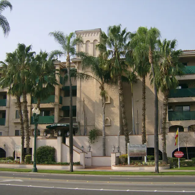 Broadway Plaza Apartments - City, Building, Tree