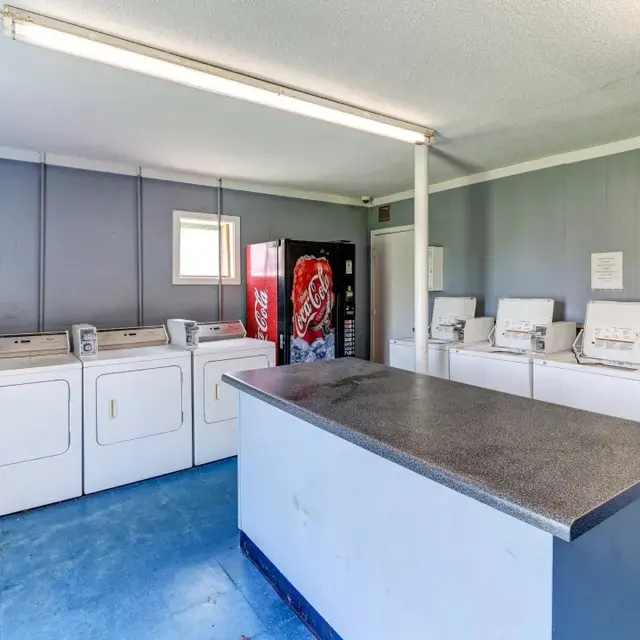 Hillwood Manor - Indoors, Room