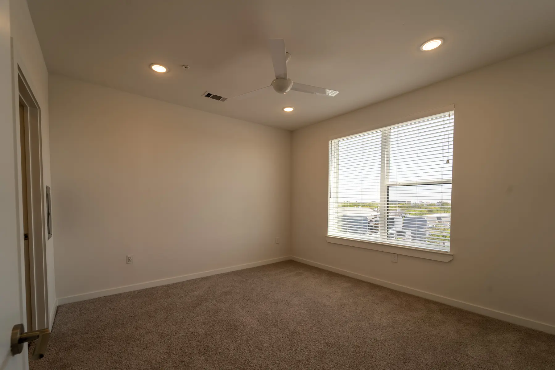Ellis Highline - Corner, Ceiling Fan, Appliance