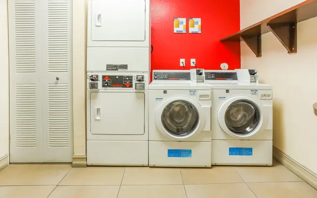 Pinnacle Plaza Apartments Pinnacle Plaza Apartments - Laundry