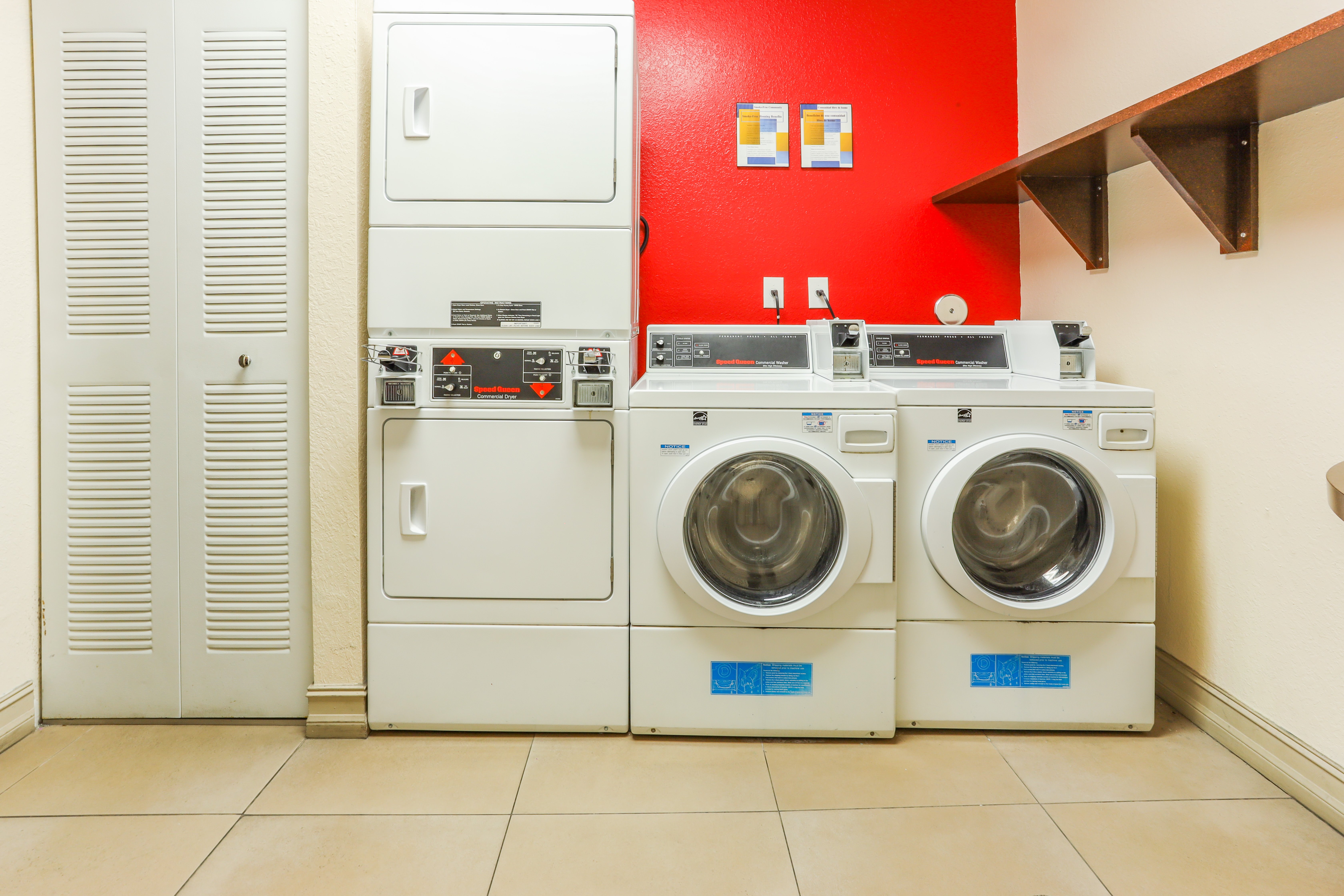 Pinnacle Plaza Apartments Pinnacle Plaza Apartments - Laundry