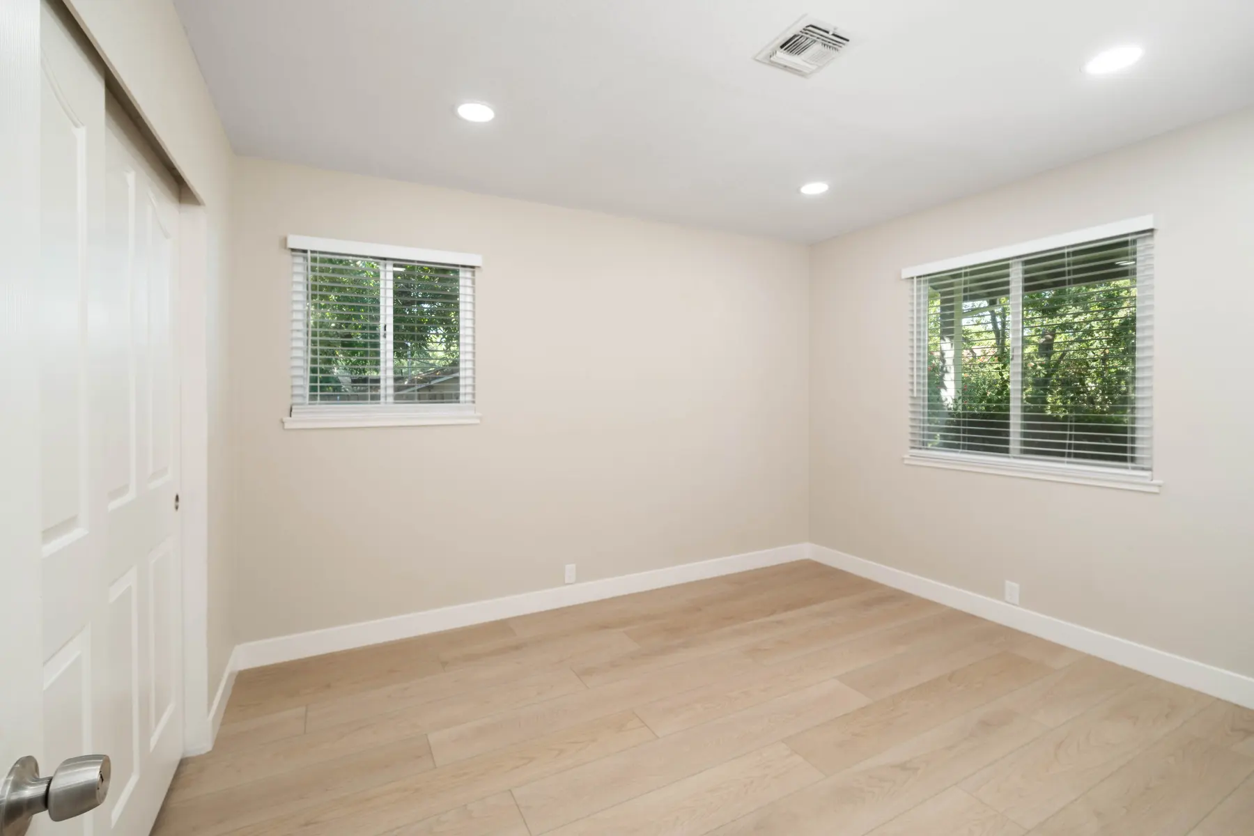 El Camino Duplexes - Corner, Floor, Indoors