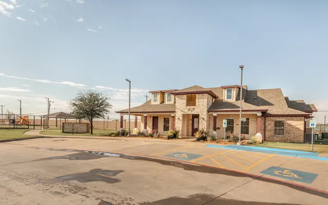 Estrada South II - Suburb, Building, City