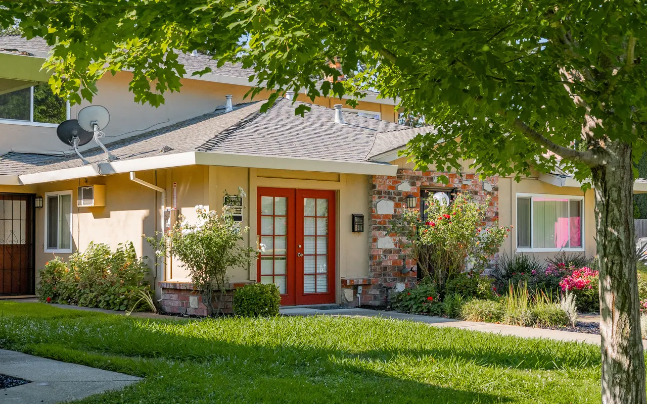 Queenston Plaza - Grass, Lawn, Housing