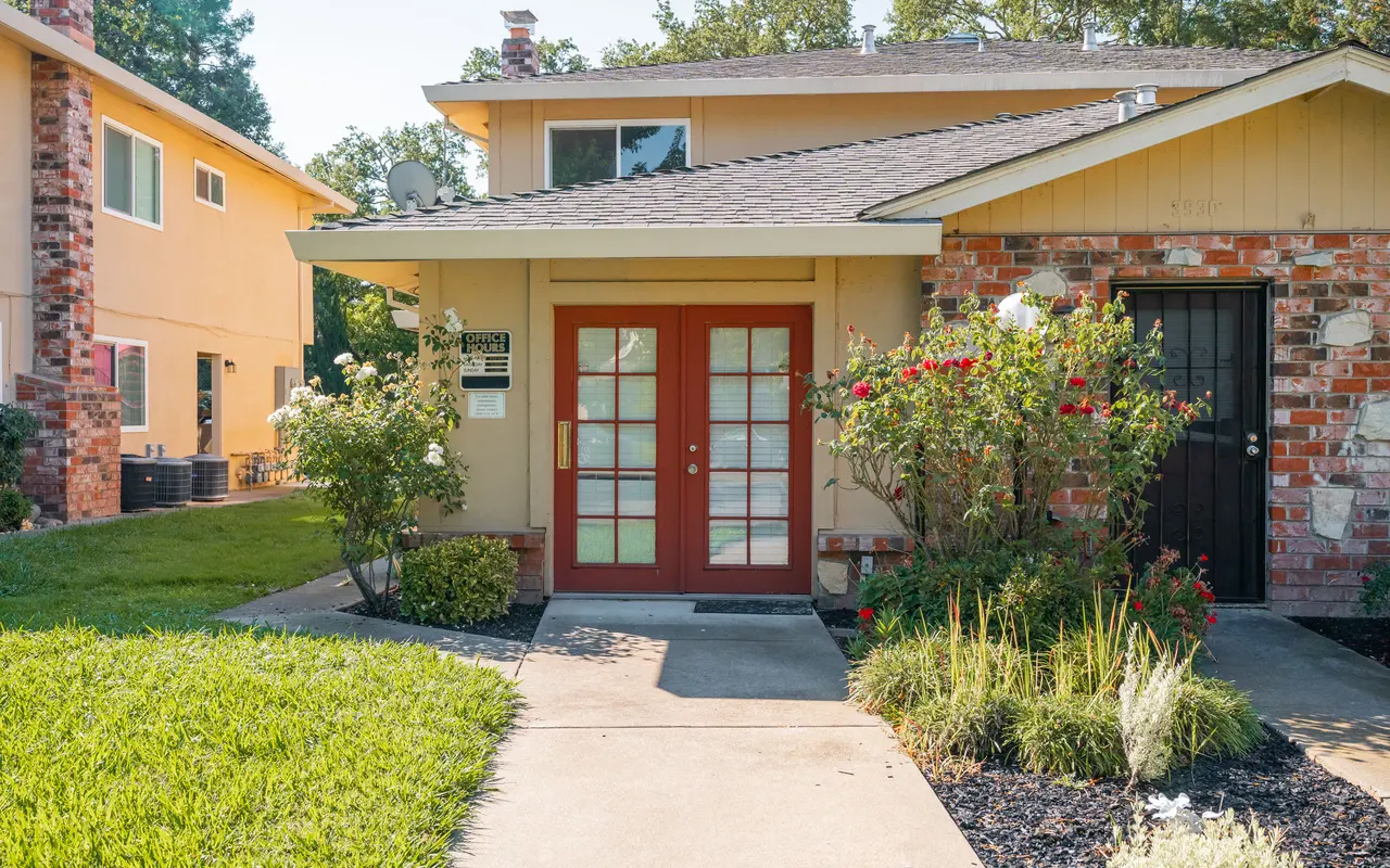 Queenston Plaza - Door, Grass, Housing