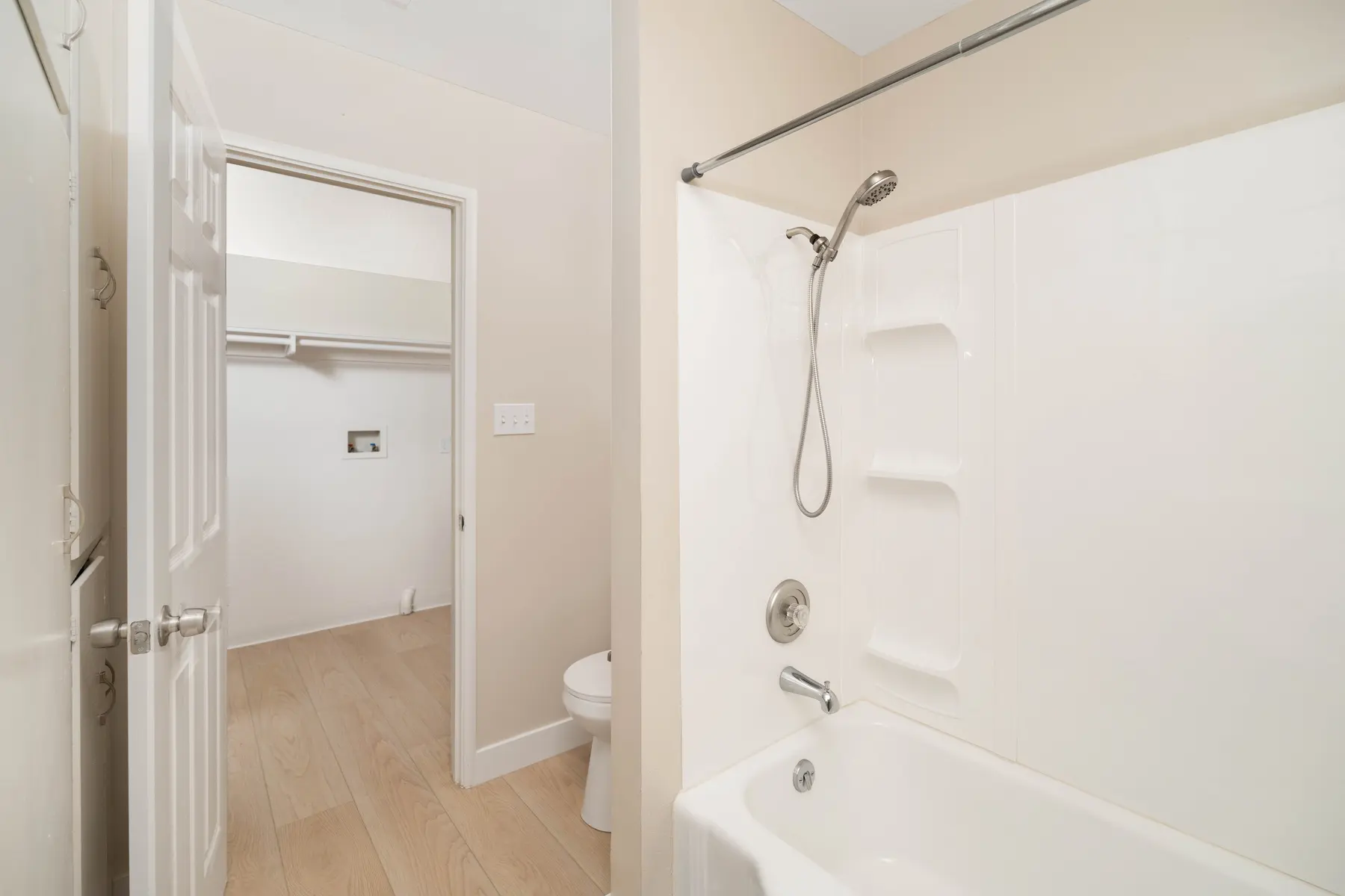 El Camino Duplexes - Indoors, Bathing, Bathtub