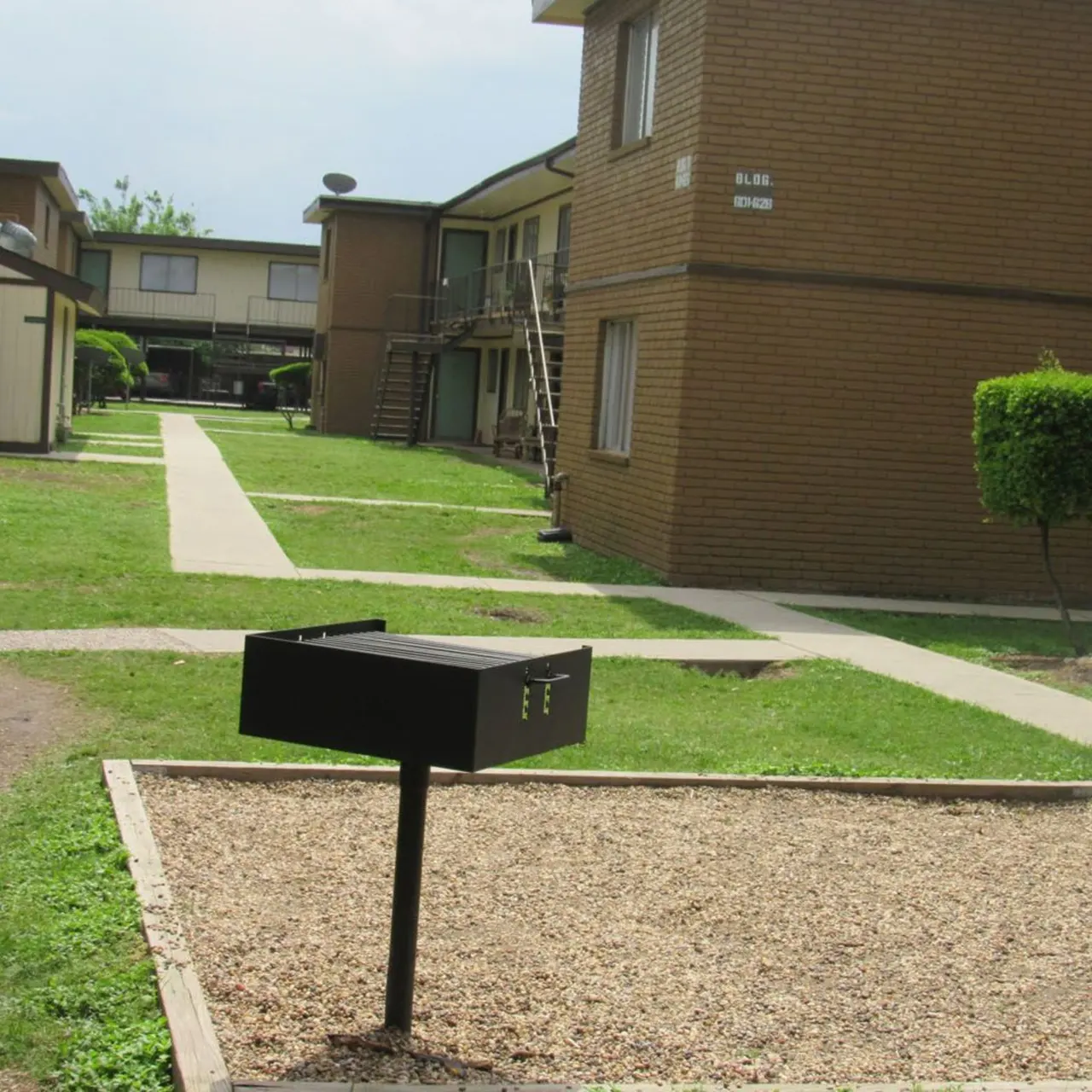 La Serena Apartments - Courtyard, Grill