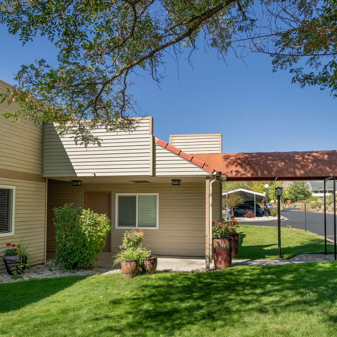 Shenandoah Villas - Shelter, Grass, Backyard