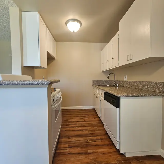 Sherwood Gardens Apartments - Indoors, Interior Design, Floor