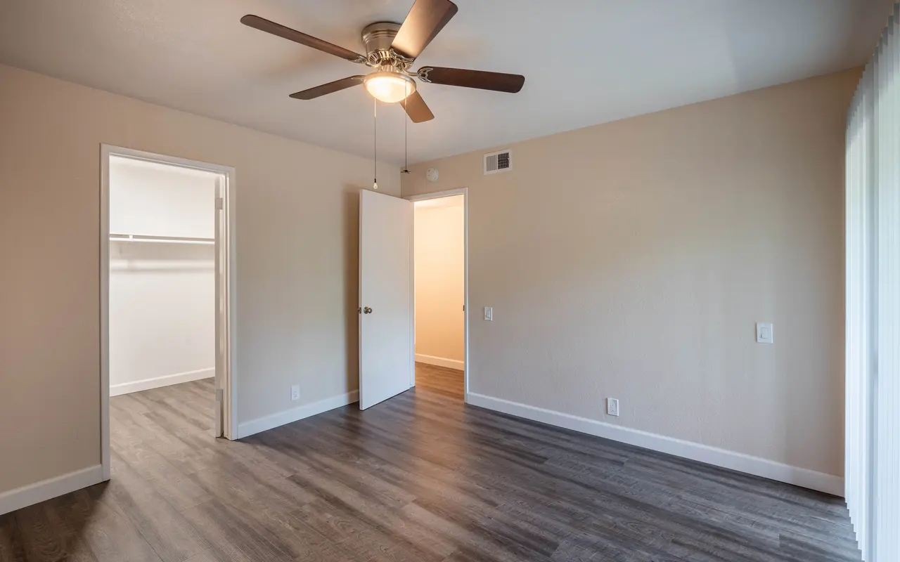 Marconi Oaks - Corner, Floor, Indoors