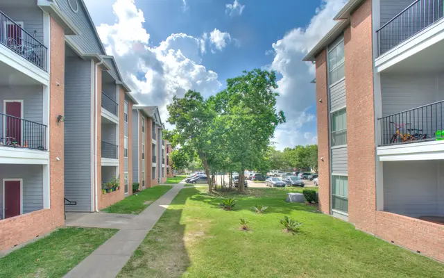 Plaza de Magnolia - Car, City, Condo