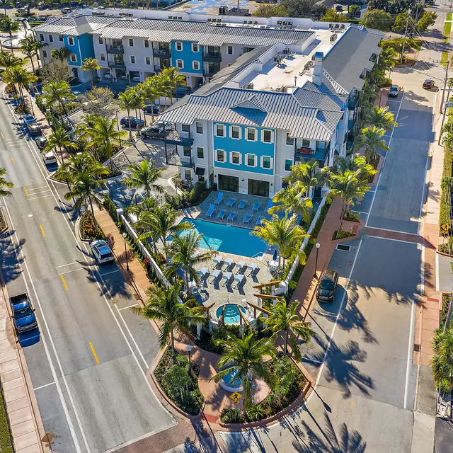 Azul Luxury Residences - Road