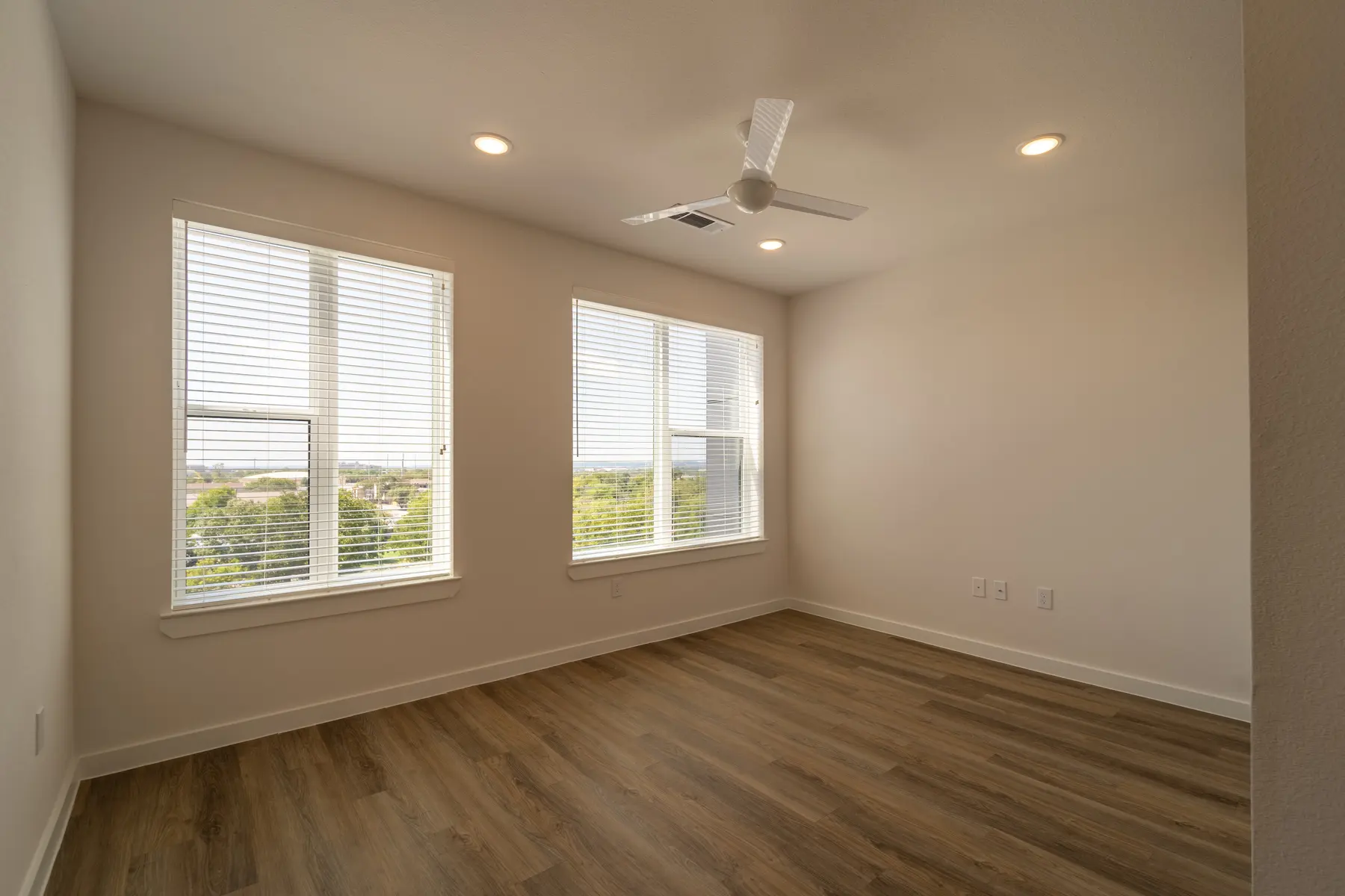 Ellis Highline - Corner, Ceiling Fan, Appliance