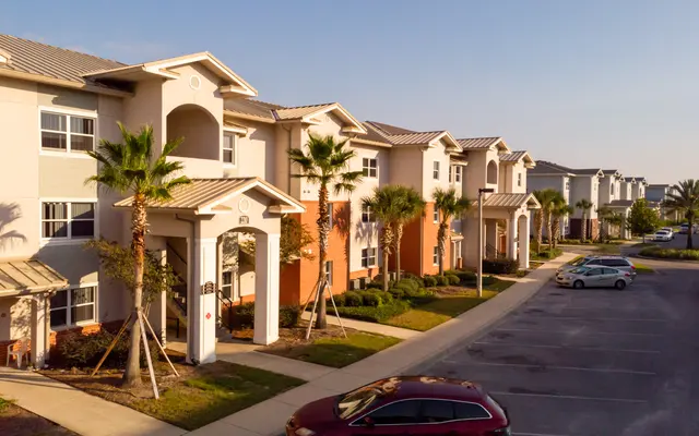 Pinnacle at Hammock Square Apts - Suburb, Car, Housing