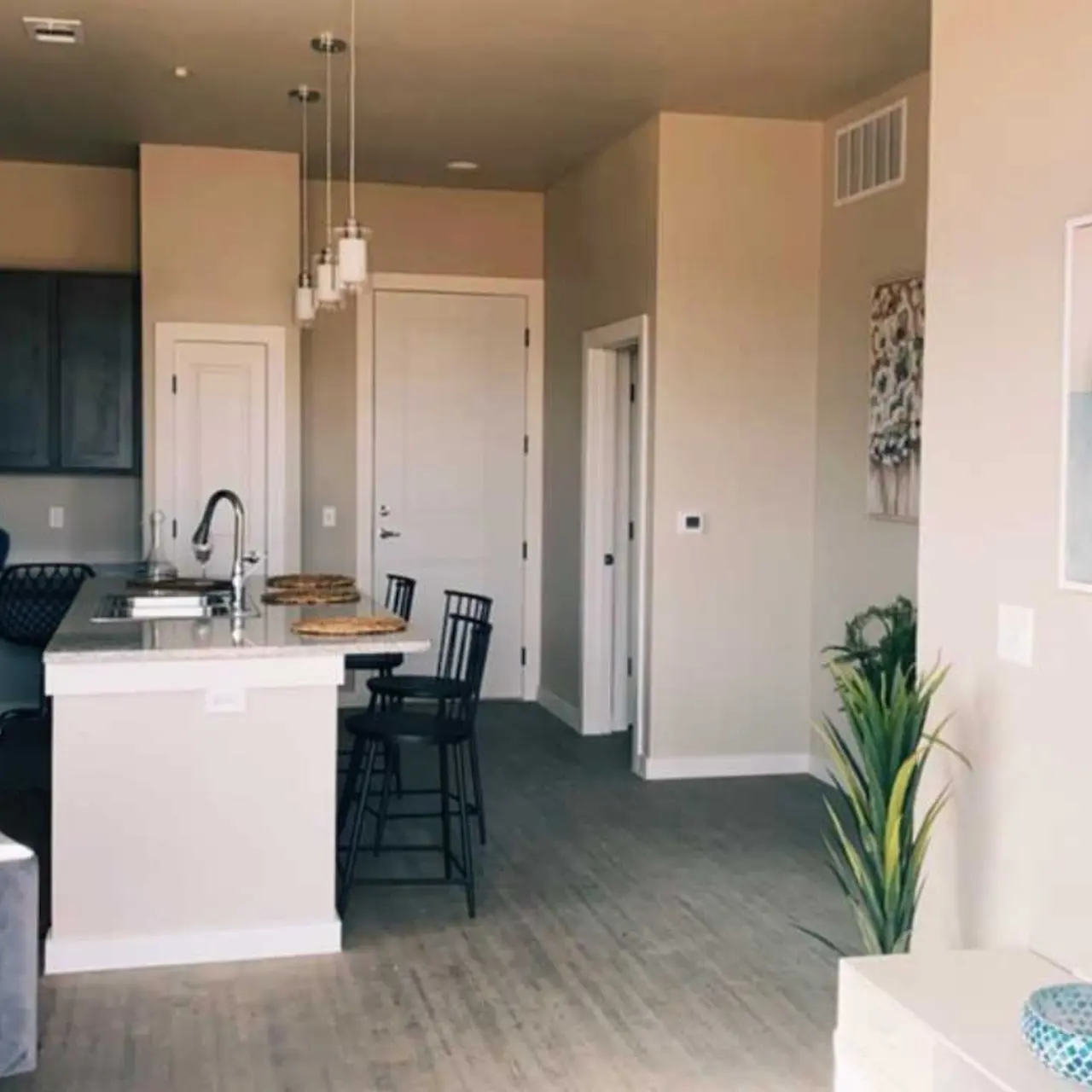 The Curve Moore The Curve Moore - Building, Room