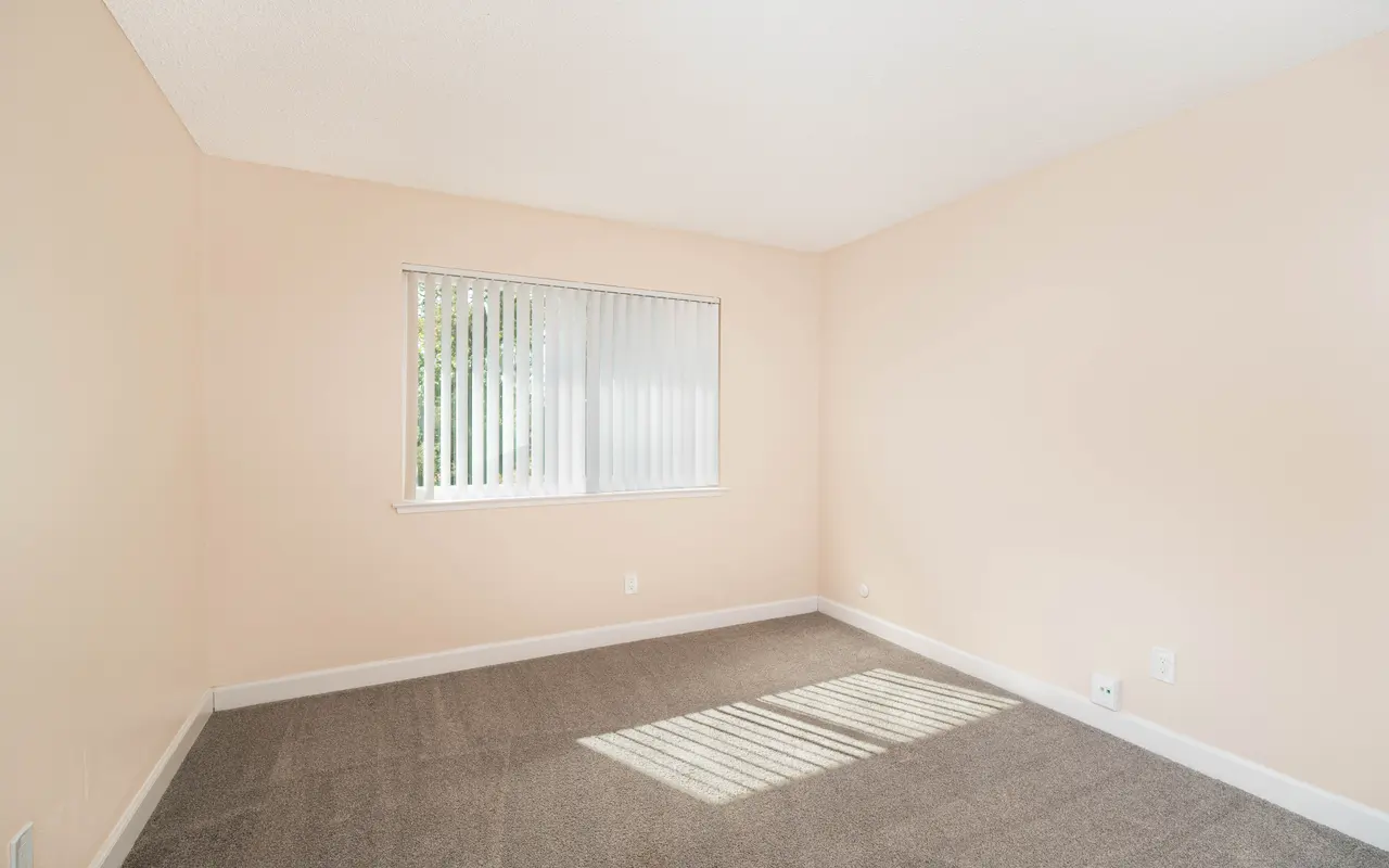 Queenston Plaza - Corner, Floor, Flooring