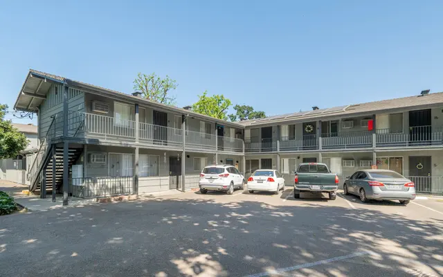 College Manor Apartments - Hotel, City, Car