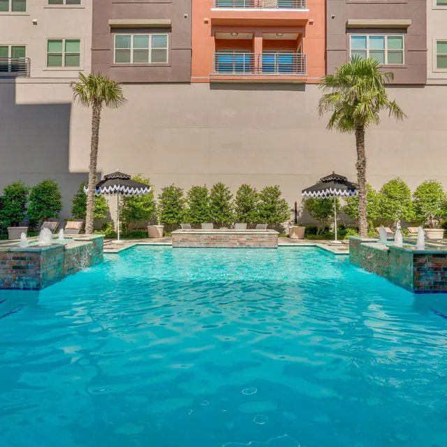 Bottle House on Main - Pool, Water, Hotel
