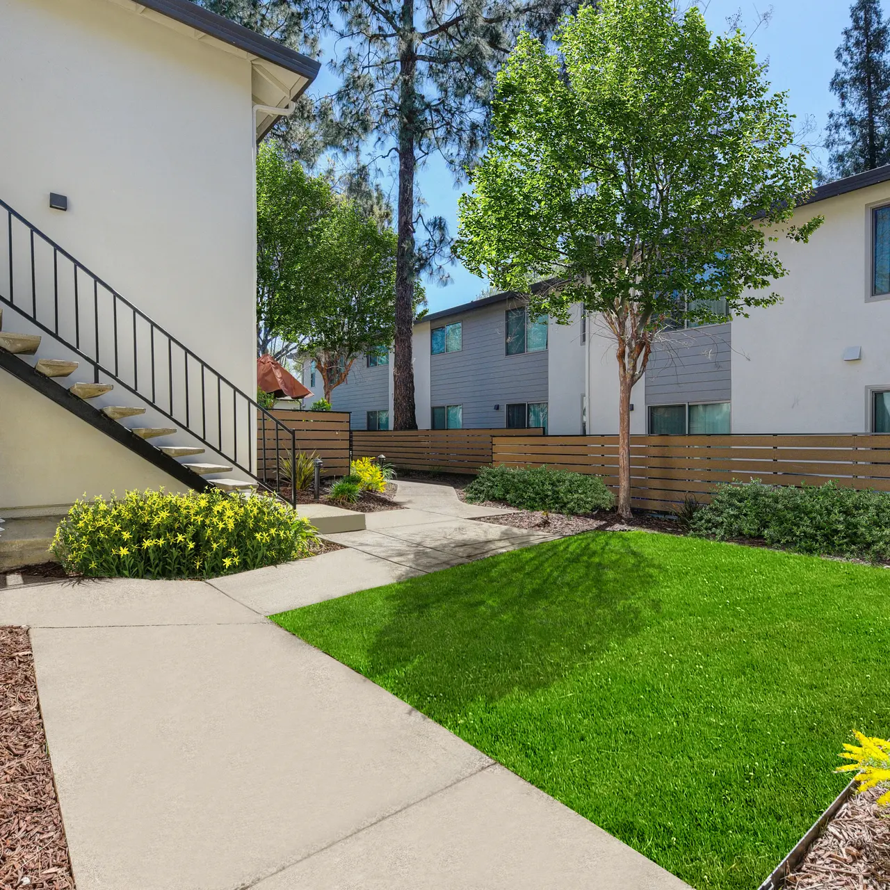 Hazel Wood Apartments - Lawn