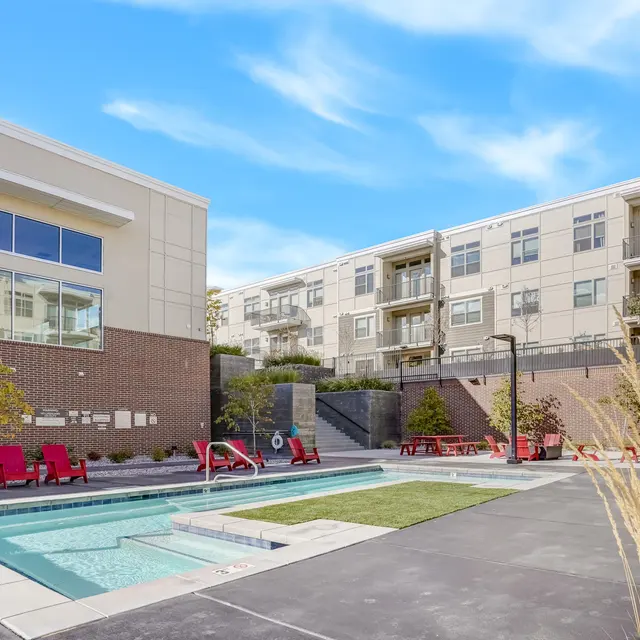 ICO Fairbourne Station ICO Fairbourne Station - City, Chair, Condo