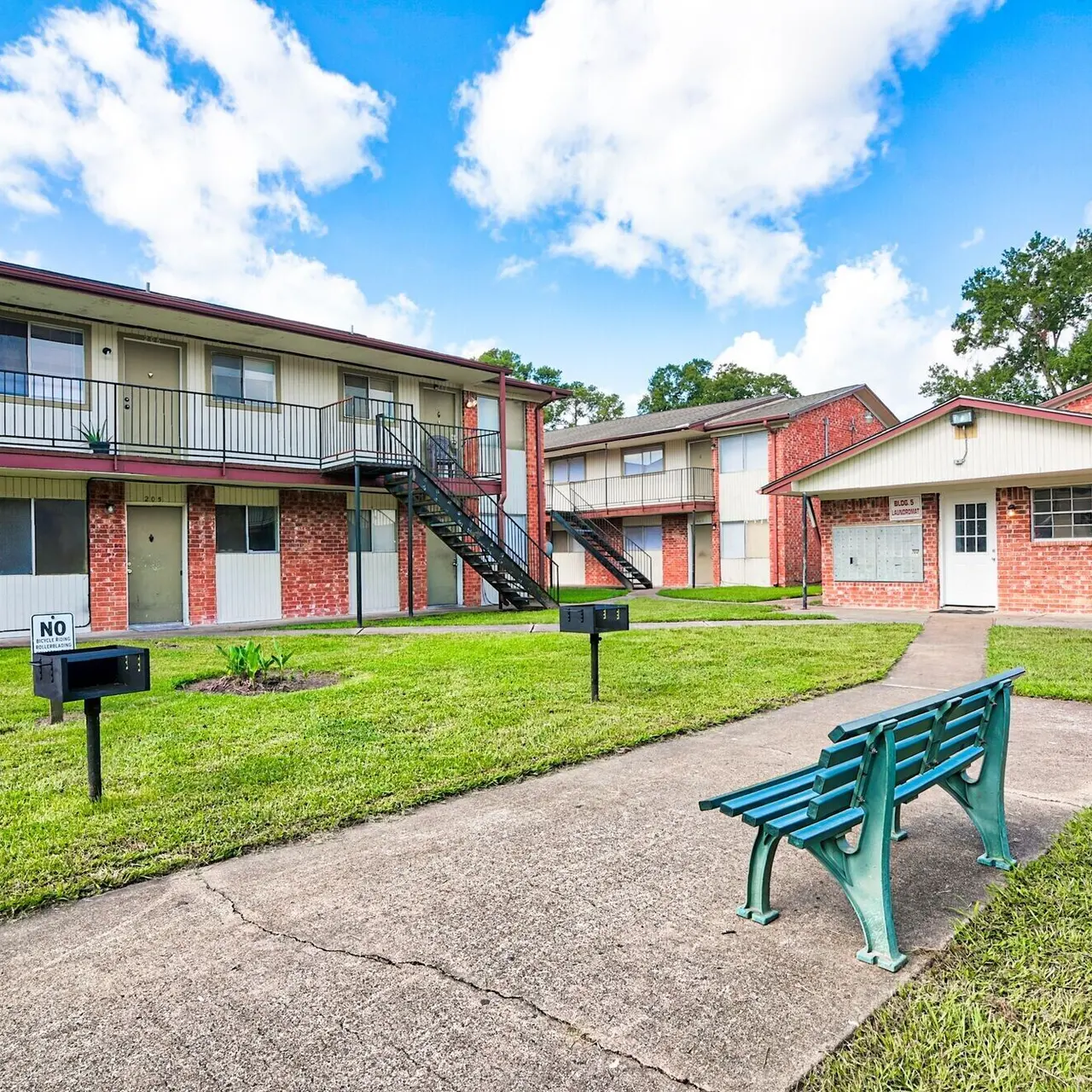 Royal North Apartments - Bench, Grills