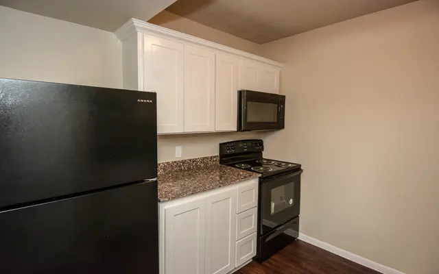Woodlawn Apartments - Kitchen