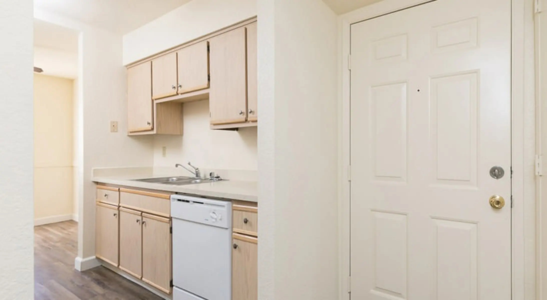 The Highland Apartments - Room