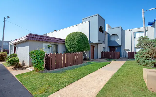 717 Ventura South Apartments - Grass, Plant, Lawn