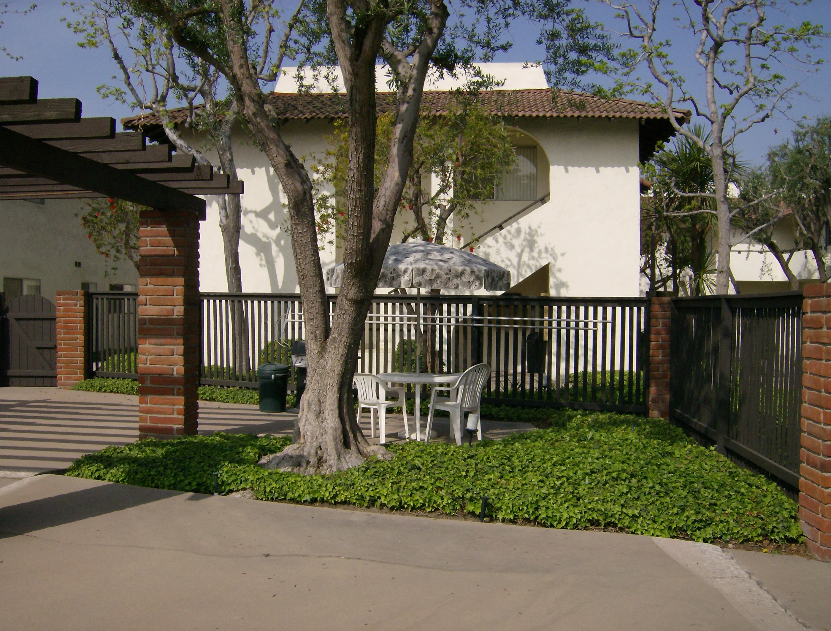 La Casitas Apartments - Housing, Porch, Garden