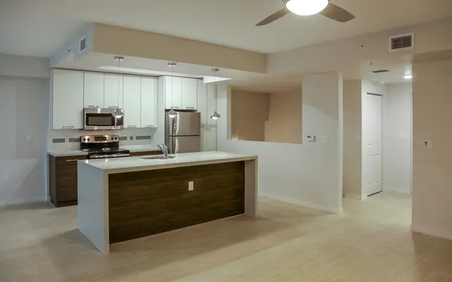 Pinnacle at Tarpon River Apts - Kitchen