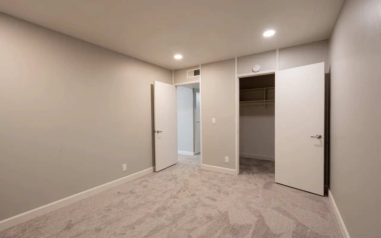 2712 E Street - Corner, Floor, Indoors