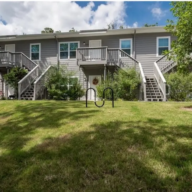 Highland Bourne - Grass, Neighborhood, Shelter