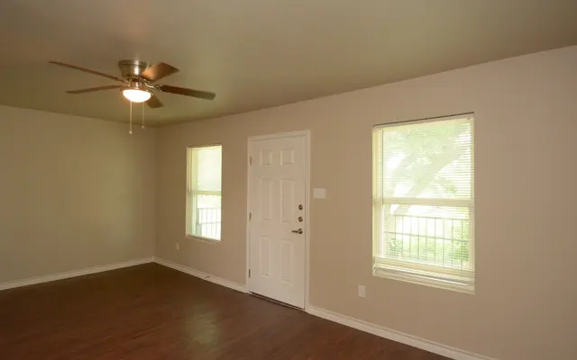 Woodlawn Apartments - Living Room