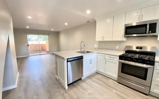 Cypress Court Apartments - Oven, Room, Wood